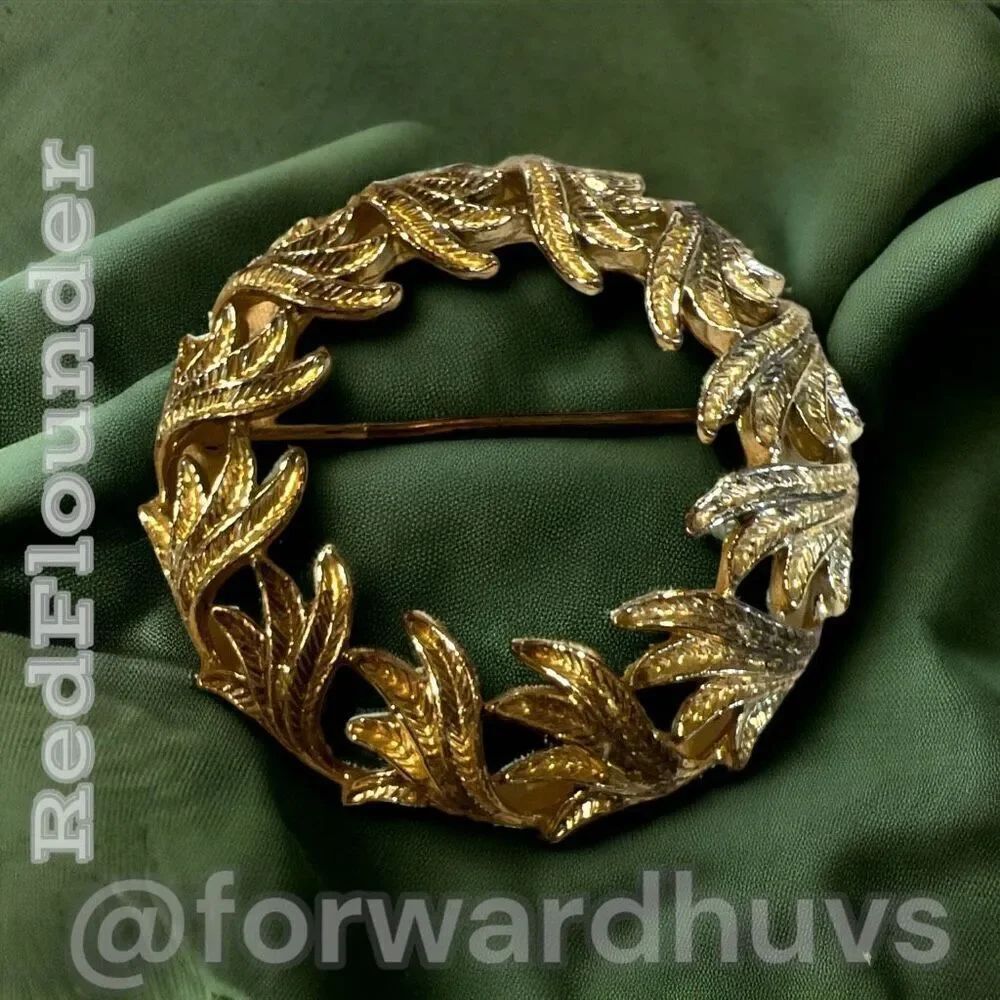 Brass-Toned Wreath Shaped Brooch - Vintage Nostalgia